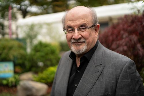 Salman Rushdie hỏng một mắt, liệt một tay sau vụ tấn công