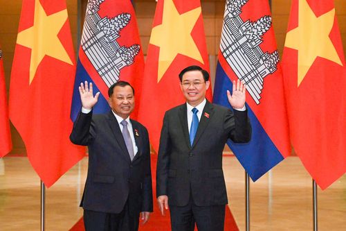 Chủ tịch Quốc hội Vương Đình Huệ hội đàm với Chủ tịch Thượng viện Vương quốc Campuchia