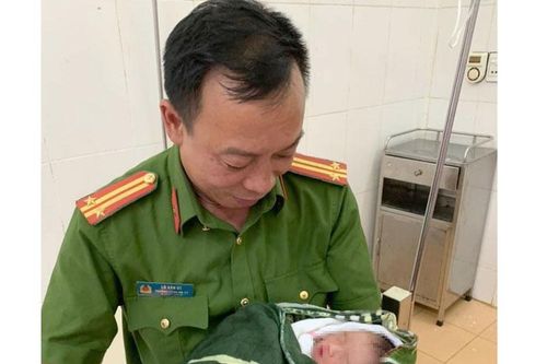 Trưởng Công an xã làm 'bà đỡ' cho thai phụ ngay trên đường