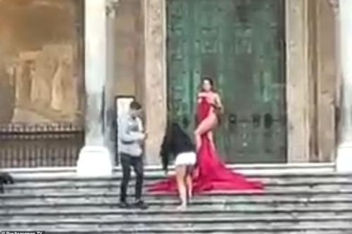 Người phụ nữ bị bắt vì chụp ảnh phản cảm trước nhà thờ Italy