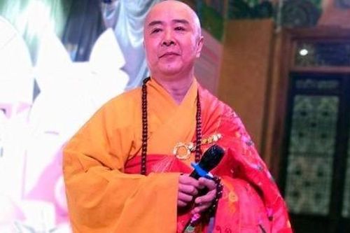 'Đường Tăng' Từ Thiếu Hoa phát tờ rơi trên phố