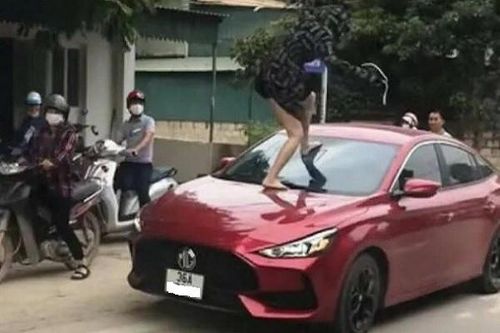 Người phụ nữ đạp vỡ kính ô tô, cắn đứt tai 'tình địch' ra đầu thú