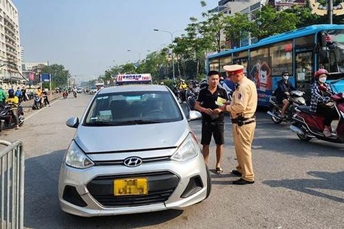 'Quét' vi phạm ô tô dừng đỗ tại điểm nóng và cổng bệnh viện