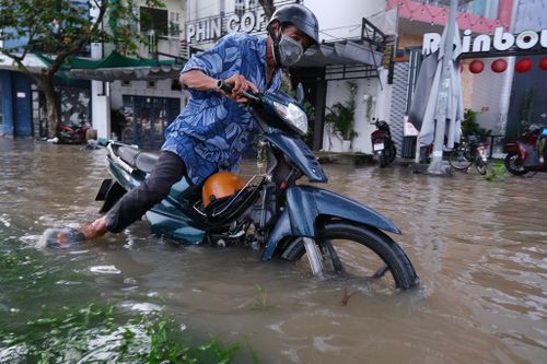 Người Cần Thơ đắp bờ ngăn triều cường, nước ngập sâu đến yên xe máy