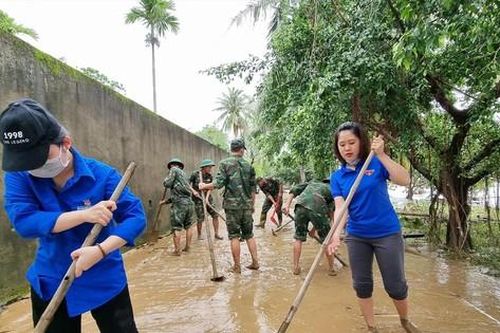 Xắn tay giúp dân sau lũ