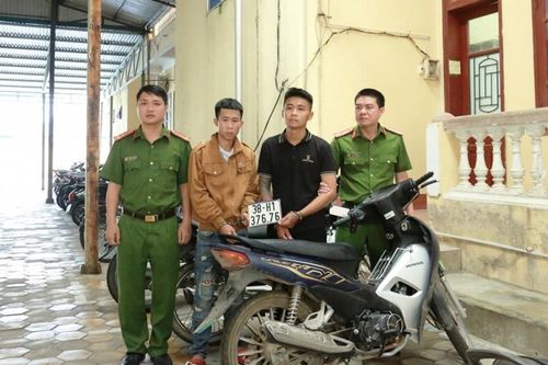 Bắt 2 đối tượng chuyên cướp giật điện thoại của người đi đường