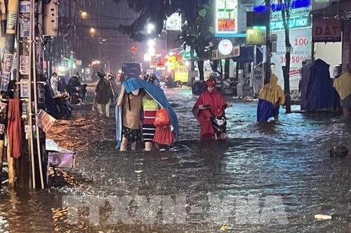 Mưa lớn kéo dài, nhiều nơi ngập sâu tại Tp.HCM
