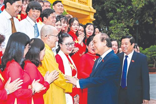 Chủ tịch Nước Nguyễn Xuân Phúc gặp mặt Đoàn đại biểu điển hình tiên tiến tỉnh Vĩnh Long