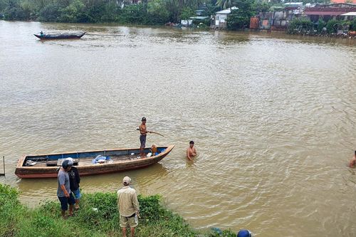Tìm kiếm nam sinh lớp 9 nghi nhảy cầu