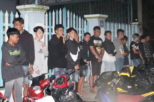 Chặn bắt 27 người phóng xe lạng lách trên quốc lộ