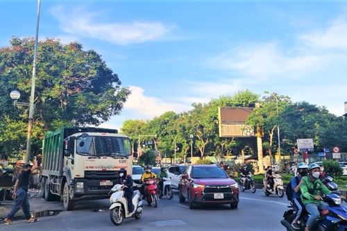 Xe chở rác giờ cao điểm: Ám ảnh tắc đường, ô nhiễm