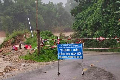 Mưa lớn gây chia cắt huyện miền núi Nam Trà My với đồng bằng