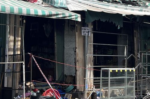 Ngăn chặn không để cháy lan trong khu chợ ở Bình Dương