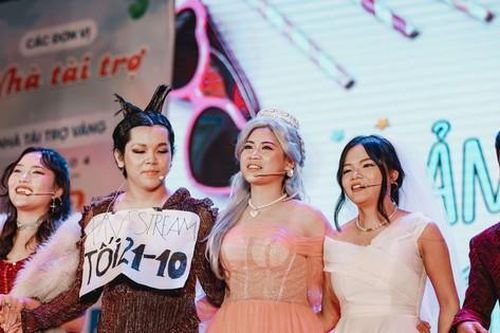 Anna Bắc Giang, Phạm Thoại, Mono bất ngờ 'ghé thăm' trường Báo