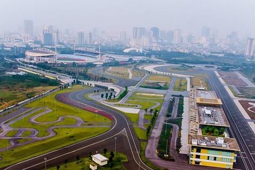 Cỏ mọc um tùm, rác chất đống ngổn ngang quanh đường đua F1 ở Hà Nội