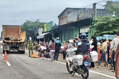 Ngồi xe máy do chồng đèo, người phụ nữ tử vong thương tâm sau va chạm với ô tô tải