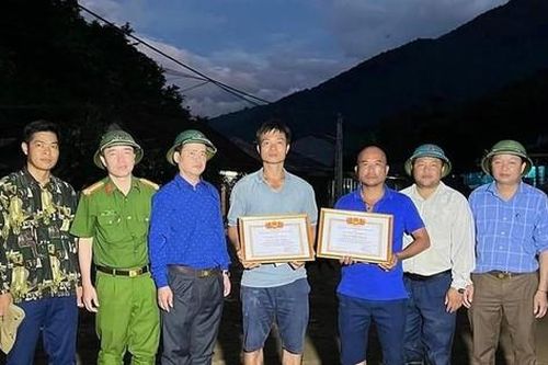Tặng bằng khen cho 13 cá nhân dũng cảm cứu người, tài sản trong cơn lũ quét