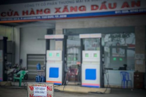 Nhiều cửa hàng lại treo biển 'hết xăng', TP.HCM tính quy định bán ít nhất 12 tiếng/ngày