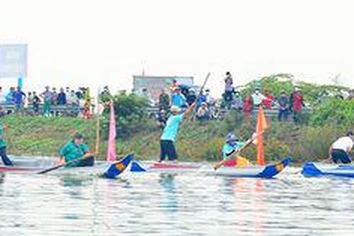 Hấp dẫn Giải đua xuồng mùa nước nổi xã Bình Mỹ