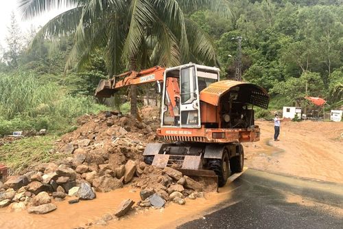 Cận cảnh các tuyến đường du lịch lên bán đảo Sơn Trà sạt lở tan hoang