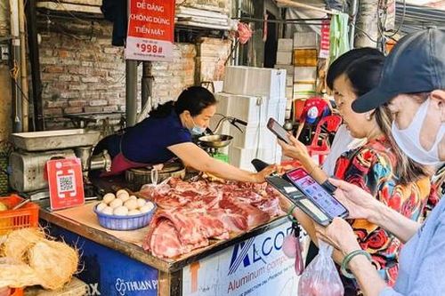 Thanh toán không tiền mặt tại chợ truyền thống, văn minh nhưng cũng nhiều bất cập