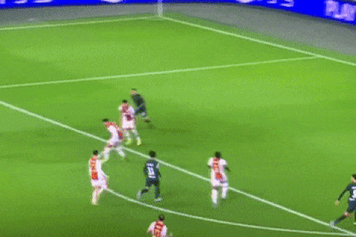 Darwin Nunez bị chế nhạo sau pha bỏ lỡ trước Ajax