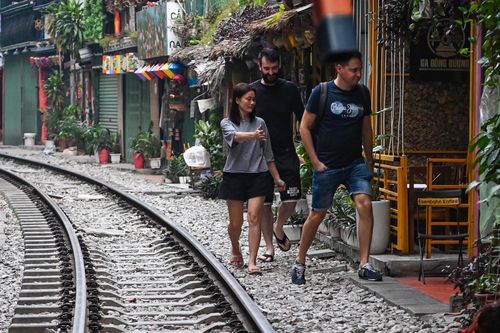 Né rào chắn, khách du lịch men theo ngách nhỏ vào cà phê đường tàu