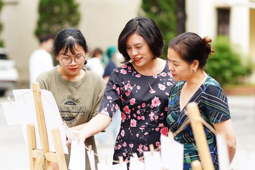 Tân sinh viên hào hứng với hội sách của khoa Xuất bản