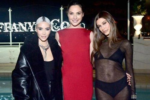 Hailey Bieber trong trang phục xuyên thấu