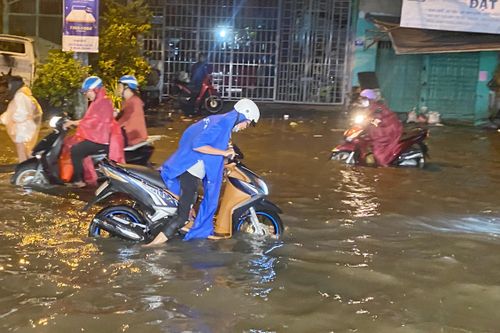 Mưa kết hợp triều cường, hàng loạt xe chết máy trên quốc lộ ở TP.HCM