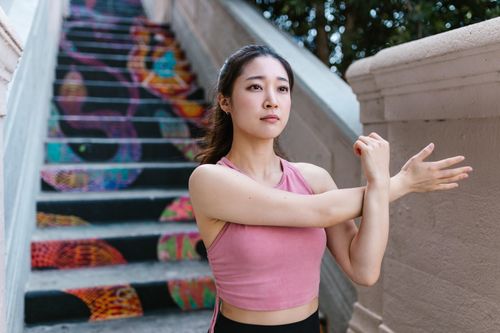 4 cách để ngồi văn phòng vẫn giảm mỡ, tăng cơ