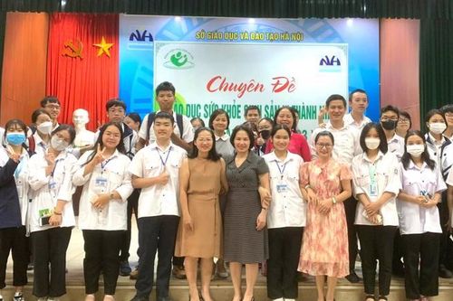 Gần 500 học sinh THPT chuyên Nguyễn Huệ nghe chuyên gia giải đáp chuyện 'khó nói'