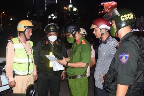 Bắt giữ đối tượng dúi thuốc lá đang cháy vào mặt chiến sĩ công an
