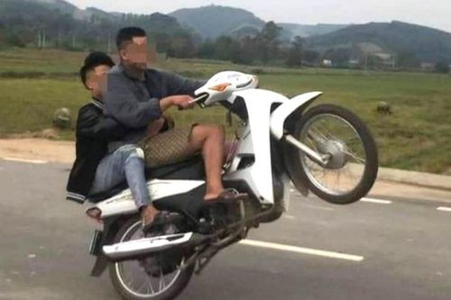 Bốc đầu xe máy, hai 'quái xế' bị phạt gần 11 triệu đồng
