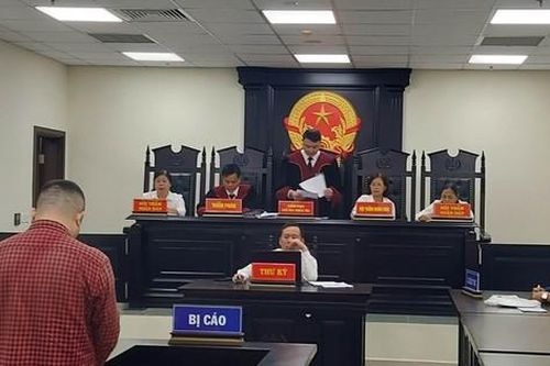 Cựu Đội trưởng công an huyện lừa đảo 'chạy việc' lĩnh 13 năm tù