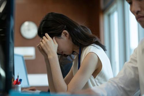 Chồng báo tin sắp làm Phó giám đốc nhưng vợ lại lo lắng đến mất ăn mất ngủ