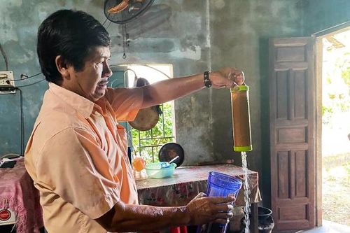 Người dân lo lắng vì nước sinh hoạt đổi màu mắm cua