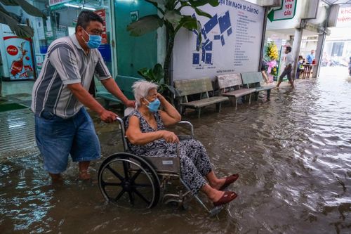 Cảnh khổ ở bệnh viện bị triều cường tấn công
