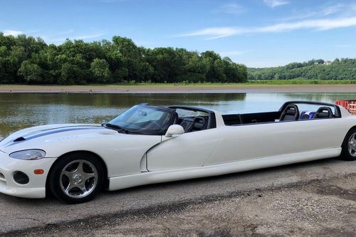 Limousine dài gần 8 m làm từ xe đua