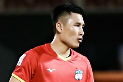 HAGL thủng lưới sau cú đá phạt 35 m