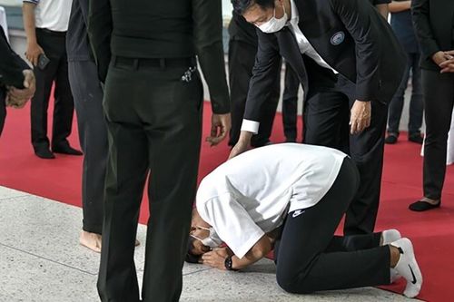Thủ môn Thái Lan gây tai nạn quỳ lạy xin lỗi gia đình nạn nhân