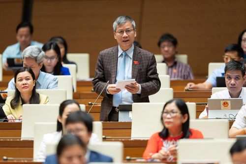 Y tế đang chao đảo, nên giao bệnh viện tự chủ tài chính, nhân lực