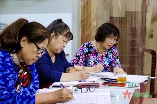 U90 'gạt nắng, đội mưa' đến lớp học tiếng Anh