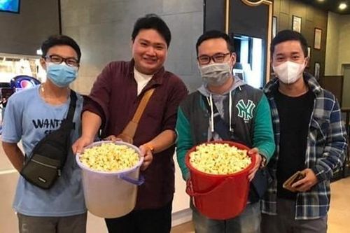 Tranh cãi khán giả Việt mang xô đựng bắp rang miễn phí ở rạp phim