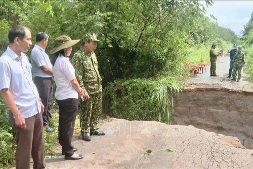 Mưa lớn gây sạt lở đường tuần tra biên giới ở Tân Châu, Tây Ninh