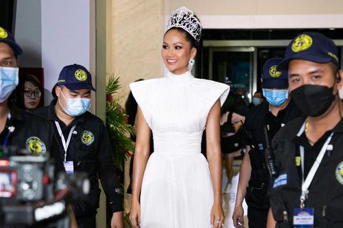 Tranh luận việc H'Hen Niê dùng danh hiệu Á hậu 3 Miss Universe