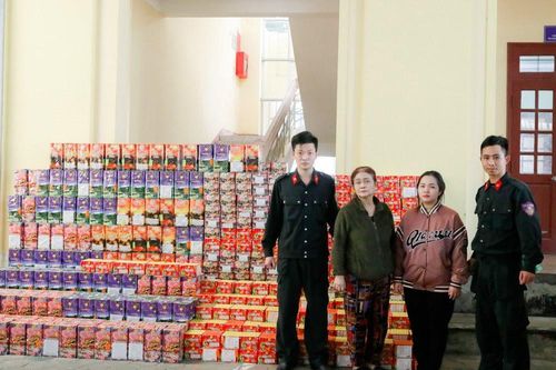 Hai mẹ con 'găm' hơn 8 tạ pháo trong phòng ngủ