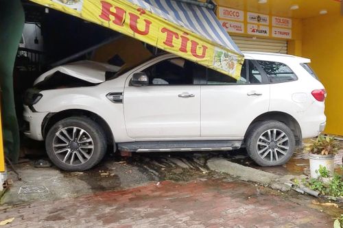 Thanh niên 20 tuổi lái ôtô 7 chỗ tông sập cửa hàng ở TP.HCM