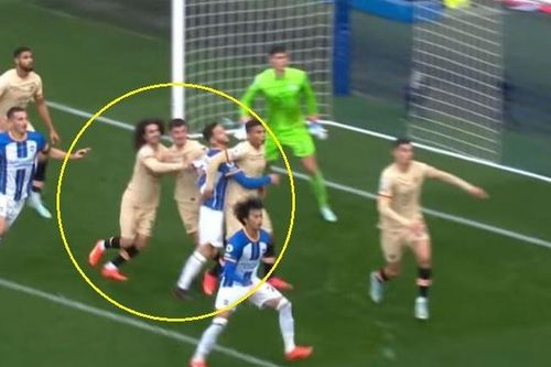 Pha phòng ngự hài hước của hậu vệ Chelsea
