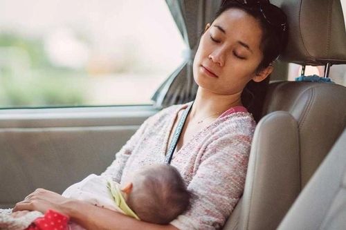 Ngủ không đủ giấc ảnh hưởng đến việc sản xuất sữa mẹ